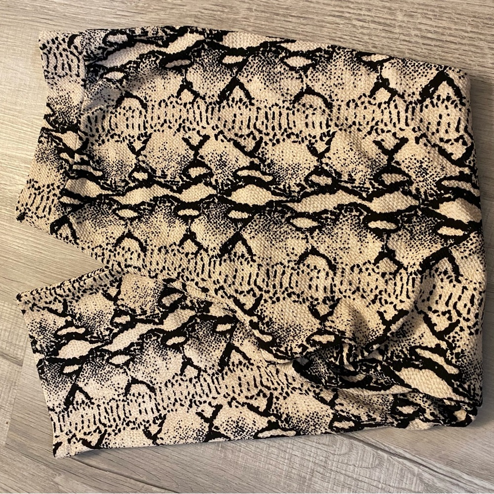 NWT Melissa Paige Womens XL Black/Cream/White Snake Print Pants